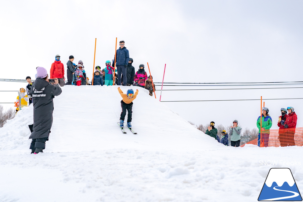 富良野スキー場｜季節は、まだ冬？それとも…？小雪が舞い、たくさんの雪が残る富良野スキー場で、春の恒例イベント『春スキー池渡り大会』開催(^^)/